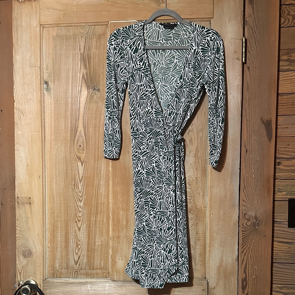 BCBGMaxAzria Monochrome Leaf Print 3/4 Sleeve Dress